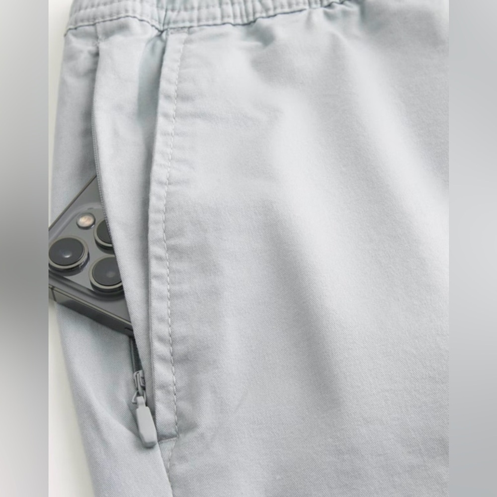 NWT Hollister Men's Grey Flat Front Shorts - Picture 3 of 3